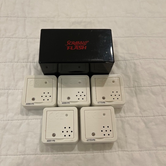 Scrabble Flash Electronic Game With Case (5) Tiles - Picture 2 of 2